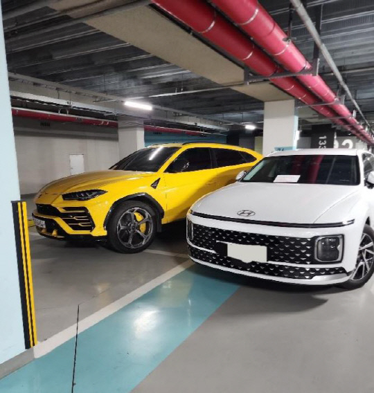 경기도 김포의 한 아파트 주차장에서 3칸에 걸쳐 가로로 주차된 람보르기니. [사진=보배드림]