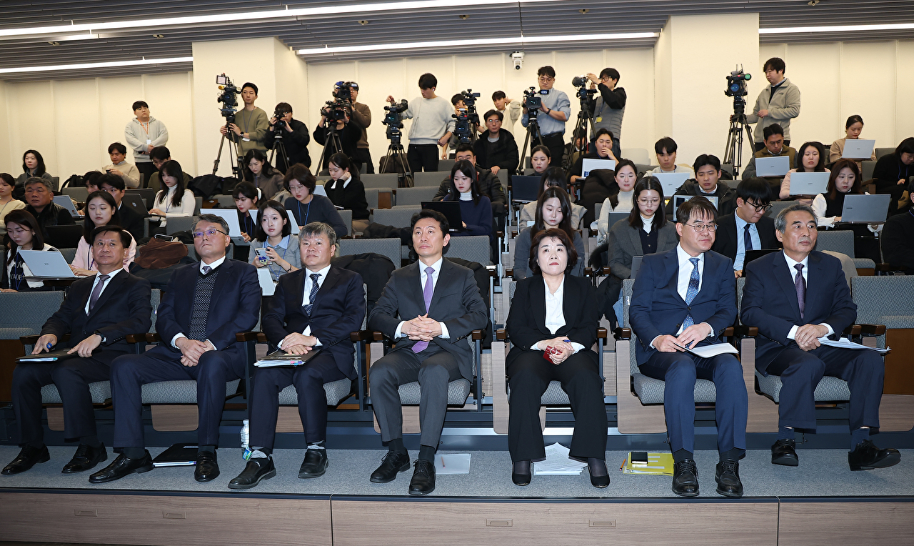 도이치모터스 주가조작과 명태균 공천개입, 통일교 청탁&middot;뇌물 수수 의혹 혐의 등으로 구속기소 된 김건희 씨가 지난 12월 3일 서울 서초구 서울중앙지방법원에서 열린 자본시장법 위반 혐의 결심 공판에 출석하고 있다. 2025.12.3. [사진=문수지 기자]