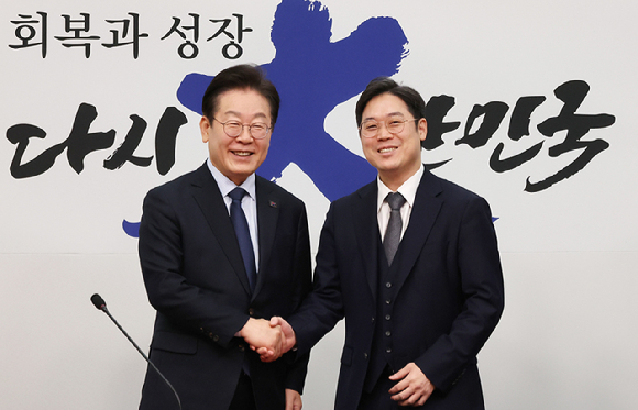 더불어민주당 이재명 대표(왼쪽)가 10일 국회 당 대표실을 예방한 김정욱 신임 대한변호사협회장 당선인과 인사하고 있다. 2025.2.10 [사진=연합뉴스]