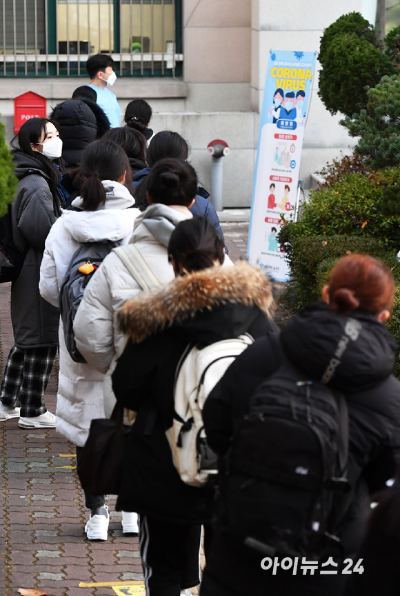 자난해 대학수학능력시험일에 서울 영등포구 여의도여자고등학교에서 수험생들이 거리두기를 하며 입실하고 있다. [사진=아이뉴스24 DB]