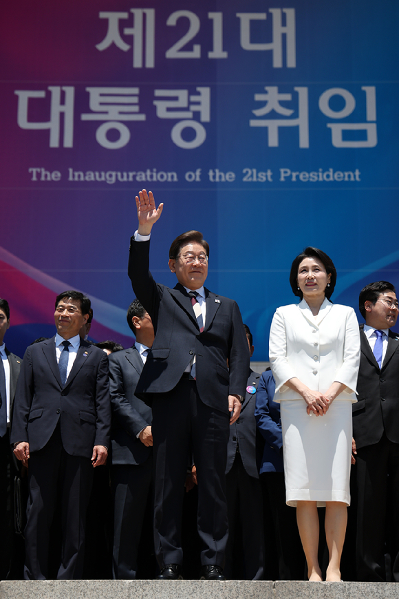 이재명 대통령 내외가 4일 오전 서울 여의도 국회 로텐더홀에서 취임 선서를 마치고 나와 잔디광장에 모인 시민들을 향해 인사하고 있다. [사진=국회시잔취재단]