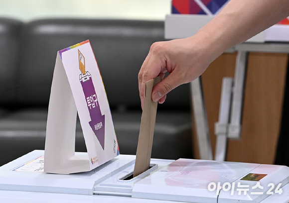 지난해 6&middot;1 지방선거 사전투표 첫 날(5월 27일) 서울 용산구 이태원제1동 사전투표소에서 유권자들이 투표함에 투표용지를 넣고 있다. [사진=아이뉴스24DB]