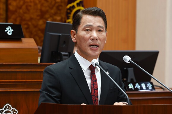 국민의힘 김진환 제천시의원이 18일 열린 336회 1차 정례회 본회의에서 5분 자유발언을 하고 있다. [사진=제천시의회]