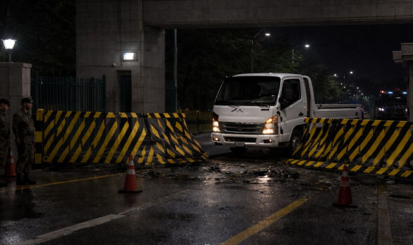 한 30대 남성이 만취한 채로 운전하다 경기도 이천의 군부대 입구를 들이받는 사건이 발생했다. AI 생성 이미지. [사진=챗GPT]