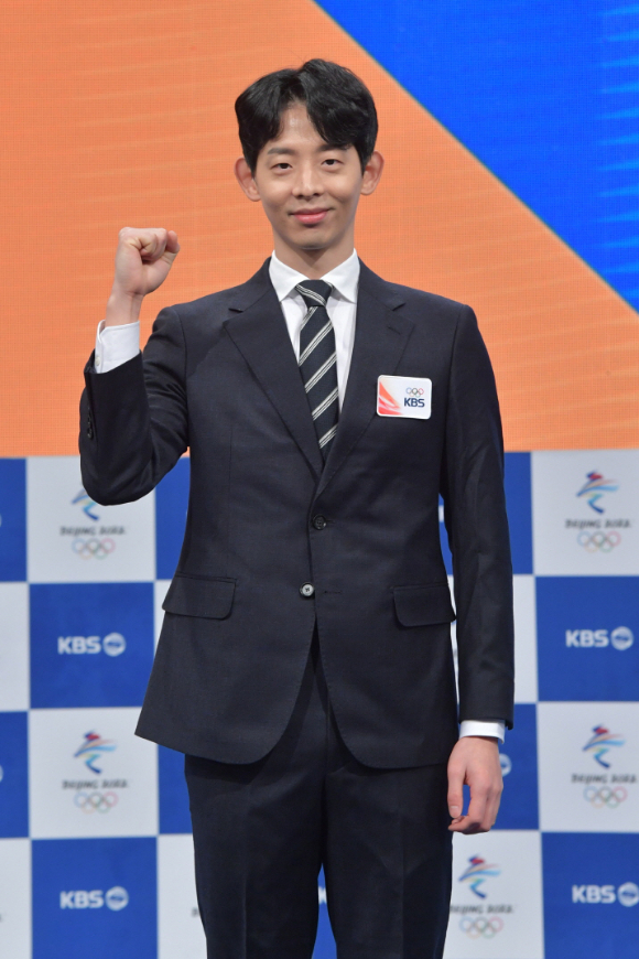 이정수 쇼트트랙 해설위원이 4일 온라인으로 진행된 '2022 베이징 동계 올림픽' KBS 방송단 기자간담회에 참석해 포즈를 취하고 있다. [사진=KBS]