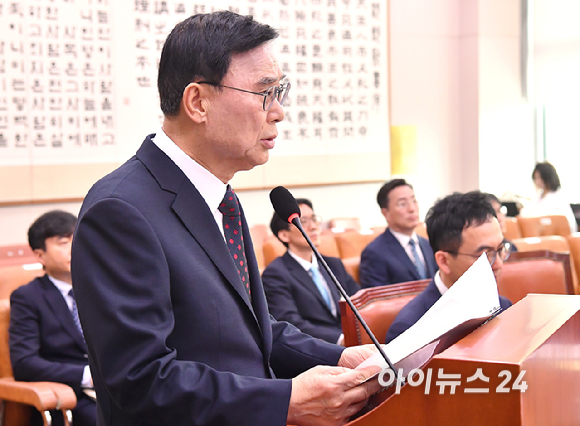 이종석 국가정보원장이 3일 서울 여의도 국회에서 열린 윤석열 정권 정치검찰 조작기소 의혹사건 진상규명 국정조사 특별위원회 전체회의에서 기관 보고를 하고 있다. [사진=곽영래 기자]