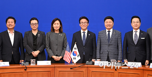 김민석 더불어민주당 당대표가 15일 서울 여의도 국회에서 미셸 스틸 주한미국대사를 접견해 기념촬영을 하고 있다. [사진=곽영래 기자]