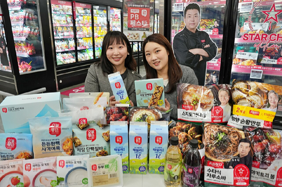롯데마트 제타플렉스 잠실점 가공 식품 코너에서 지인영 MD(왼쪽)와 전유진 MD가 'PB 페스타' 행사 상품을 소개하고 있다. [사진=롯데마트]