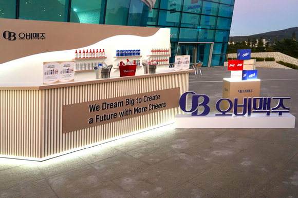 오비맥주가 경주 예술의 전당 2층 야외 휴게공간에 부스를 마련했다. [사진=오비맥주]
