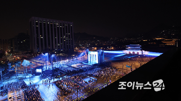 방탄소년단(BTS)이 21일 오후 서울 광화문 광장에서 정규 5집 '아리랑(ARIRANG)' 앨범 발매를 기념해 컴백 무대를 선보이고 있다. [사진=사진공동취재단]