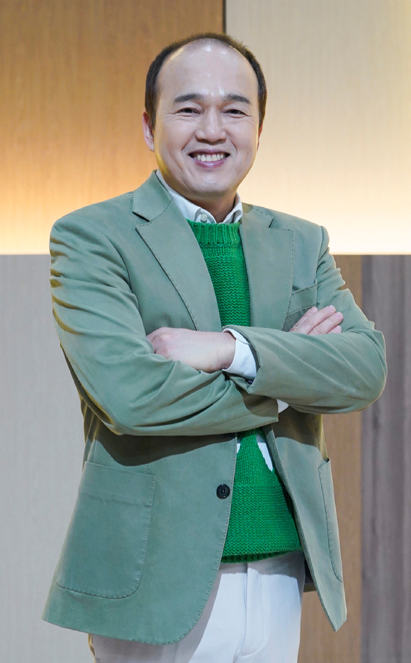 배우 김광규가 14일 온라인으로 진행된 JTBC 예능프로그램 '뜨거운 씽어즈' 제작발표회에 참석해 포즈를 취하고 있다. [사진=JTBC]