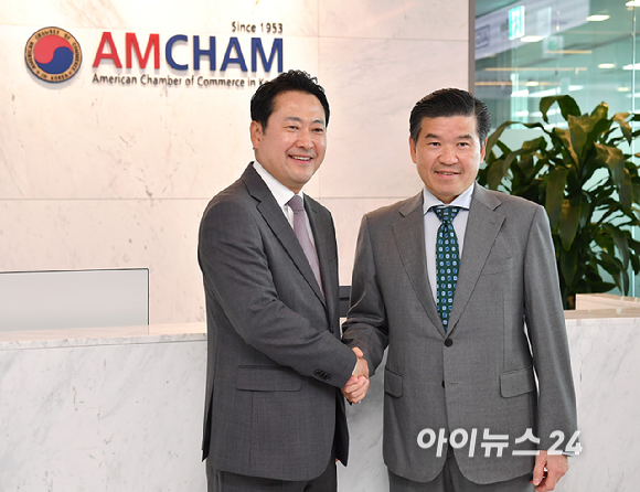 장동혁 국민의힘 대표와 제임스 김 주한미국상공회의소 회장이 4일 오후 서울 여의도 주한미국상공회의소에서 열린 국민의힘-주한미국상공회의소(AMCHAM) 간담회에 앞서 기념촬영을 하고 있다. [사진=곽영래 기자]
