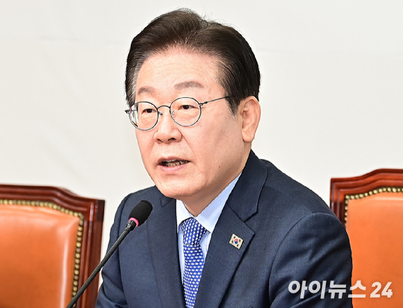 지난 2022년 당시 이재명 더불어민주당 인천계양을 국회의원 후보 겸 총괄선대위원장과 윤호중·박지현 공동상임선대위원장이 인천 계양구 이재명 후보 캠프 사무실에서 합동 기자회견을 마친 뒤 포즈를 취하고 있다. [사진=국회사진기자단]