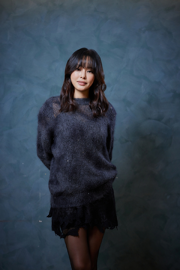 배우 이하늬가 영화 '윗집 사람들' 인터뷰에 앞서 포즈를 취하고 있다. [사진=㈜바이포엠스튜디오]