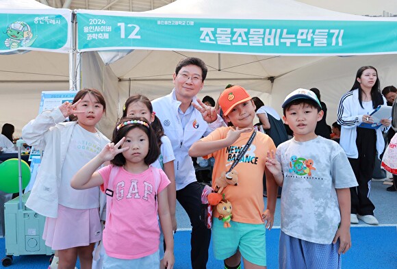 이상일 용인특례시장이 지난 28일 제24회용인사이버과학축제를 찾은 어린이들과 기념 촬영을 하고 있다. [사진=용인특례시]