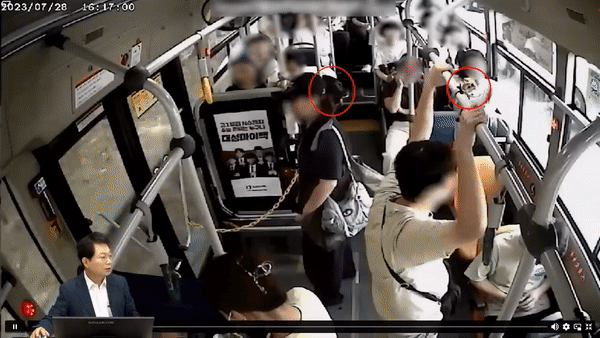 버스 기사 A씨는 지난 7월 28일 오후 4시쯤 상습 정체 구간 도로에서 시속 15~20㎞로 서행하던 중 승객 한 명이 넘어져 머리에 피가 나는 사고에 맞닥뜨렸다. [사진=유튜브 '한문철TV']