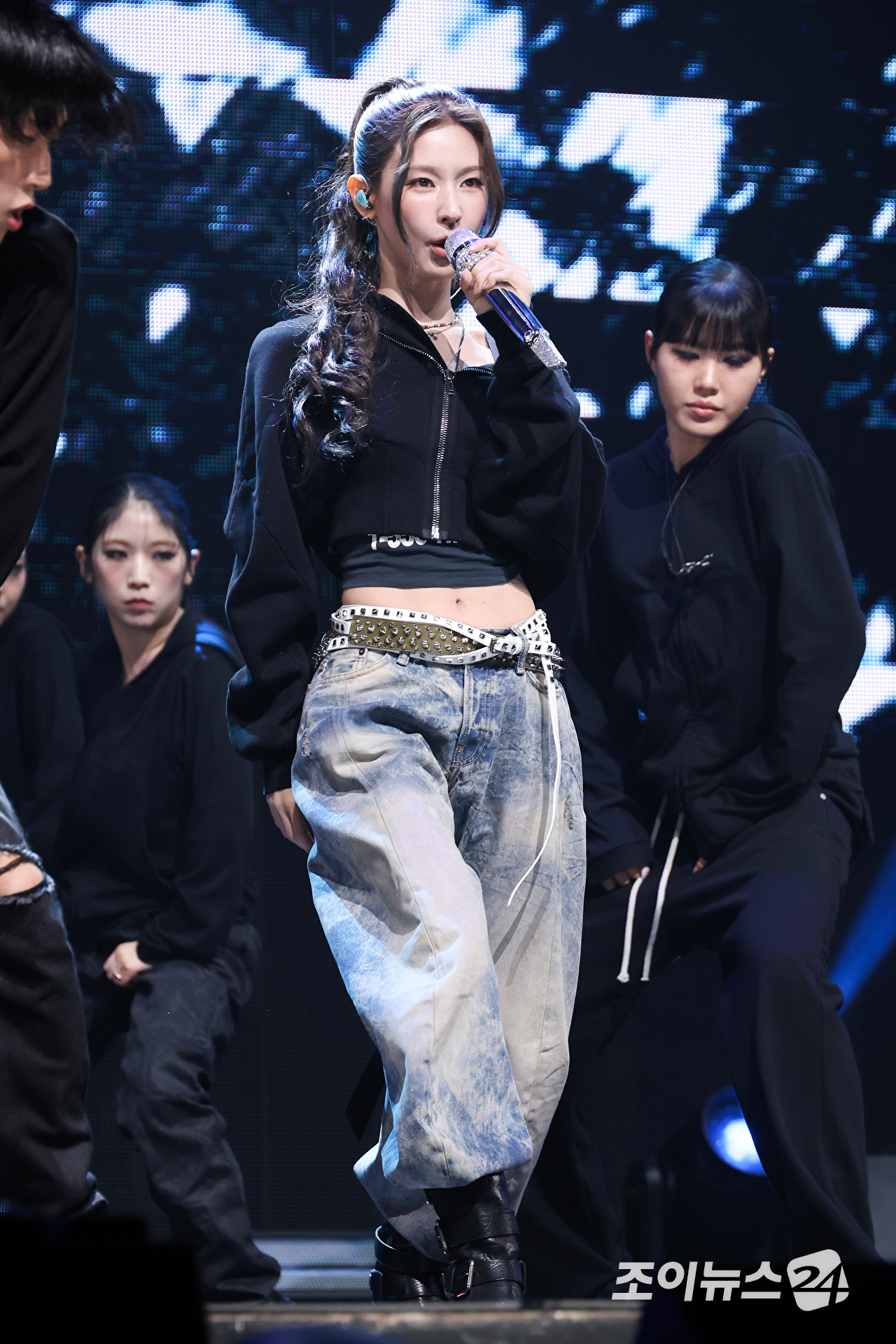 그룹 아이들 미연이 6일 오후 서울 광진구 광장동 예스24라이브홀에서 진행된 아이들(i-dle) 아홉 번째 미니 앨범 '위 메이드'(We made) 발매 기념 쇼케이스에 참석해 열띤 무대를 펼치고 있다. [사진=문수지 기자]