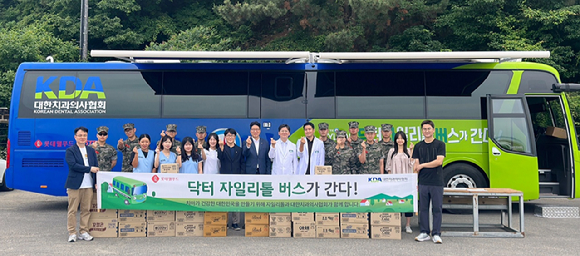 24일 해병대2사단 주문소초를 방문한 닥터자일리톨 버스 캠페인 관계자들이 기념사진을 촬영했다. [사진=롯데웰푸드]
