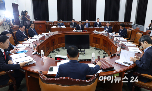 이양수 정보위원장이 1일 국회에서 열린 정보위원회 전체회의를 주재하고 있다. [사진=국회사진기자단 ]