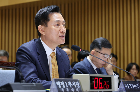 오세훈 서울시장이 15일 서울시청에서 열린 행정안전위원회 국정감사에서 위원 질의에 답하고 있다. [사진=연합뉴스]