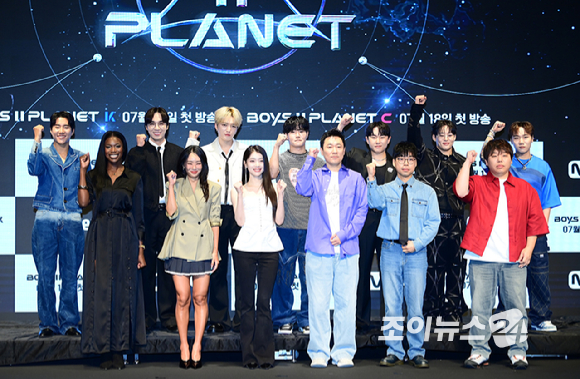 16일 오전 서울 구로구 더 세인트에서 열린 Mnet 새 예능프로그램 '보이즈2 플래닛' 제작발표회에서 김신영 CP-정우영, 고정경 PD를 비롯한 K&C 마스터들이 포토타임을 갖고 있다. [사진=정소희 기자]