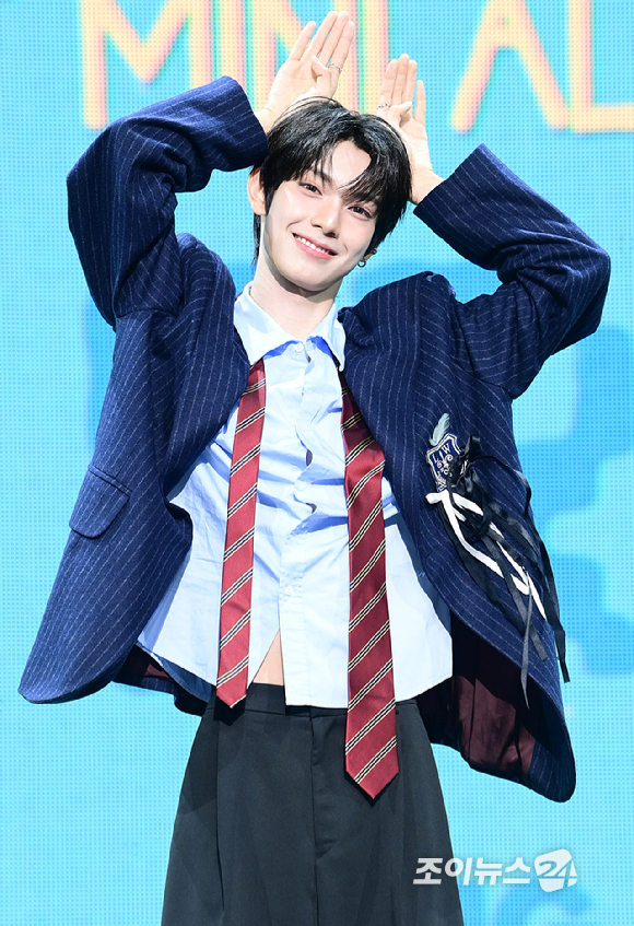 그룹 플레어 유 최립우가 13일 오후 서울 용산구 블루스퀘어에서 열린 데뷔 미니 앨범 '유스 에러'(YOUTH ERROR) 발매 기념 쇼케이스에 참석해 포토타임을 갖고있다. [사진=정소희 기자]