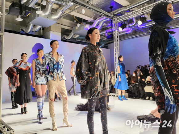 한국엡손은 지난 12일 서울 종로구 도화서길에서 이상봉 디자이너와 함께하는 친환경 패션쇼 및 전시 '이상봉, 그의 상상을 프린트하다'를 개최했다. [사진=서민지 기자]