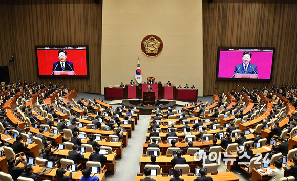 이재명 대통령이 2일 서울 여의도 국회 본회의장에서 중동 사태 대응 등을 위한 추가경정예산안에 대한 시정연설을 하고 있다. [사진=곽영래 기자]