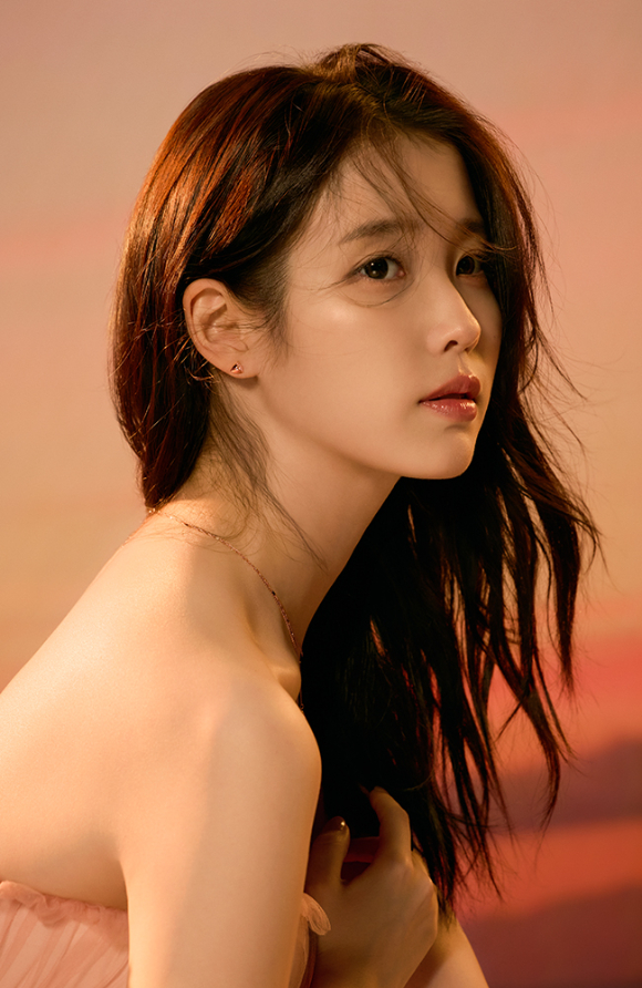 가수 겸 배우 아이유가 제이에스티나 광고를 공개했다. [사진=제이에스티나 ]