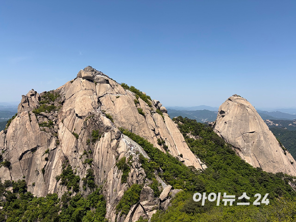화창한 봄날 날씨를 보인 9일 북한산 정상 백운대와 인수봉이 그림 같은 풍경을 자아내고 있다. [사진=정소희 기자]