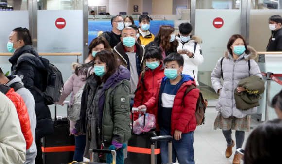  지난해 12월 제주국제공항에 마스크를 쓴 중국인 관광객들이 이동하고 있다. [사진=뉴시스]