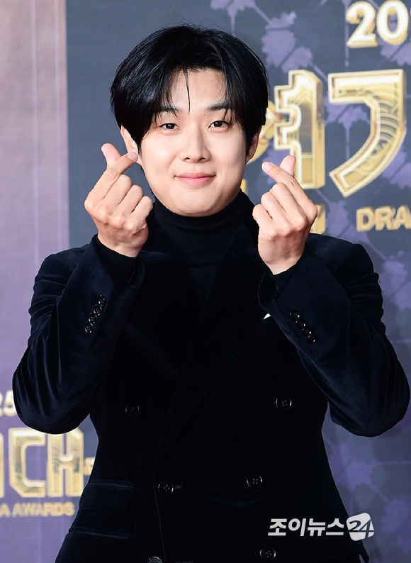 '우주메리미' 배우 최우식이 31일 오후 서울 마포구 상암동 SBS 프리즘타워에서 열린&nbsp;2025 SBS 연기대상&nbsp;레드카펫 행사에 참석하고 있다. [사진=정소희 기자]