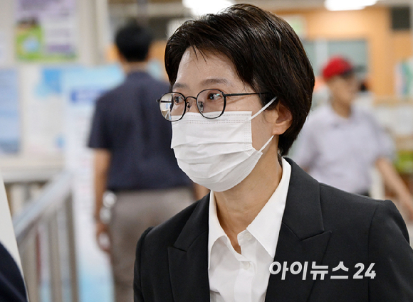 쿠팡 수사 외압 혐의를 받는 김동희 부산고검 검사가 18일 서울 서초구 서울중앙지방법원에서 열린 직권남용권리행사방해 등 혐의 3차 공판에 출석하고 있다. [사진=사진공동취재단 ]