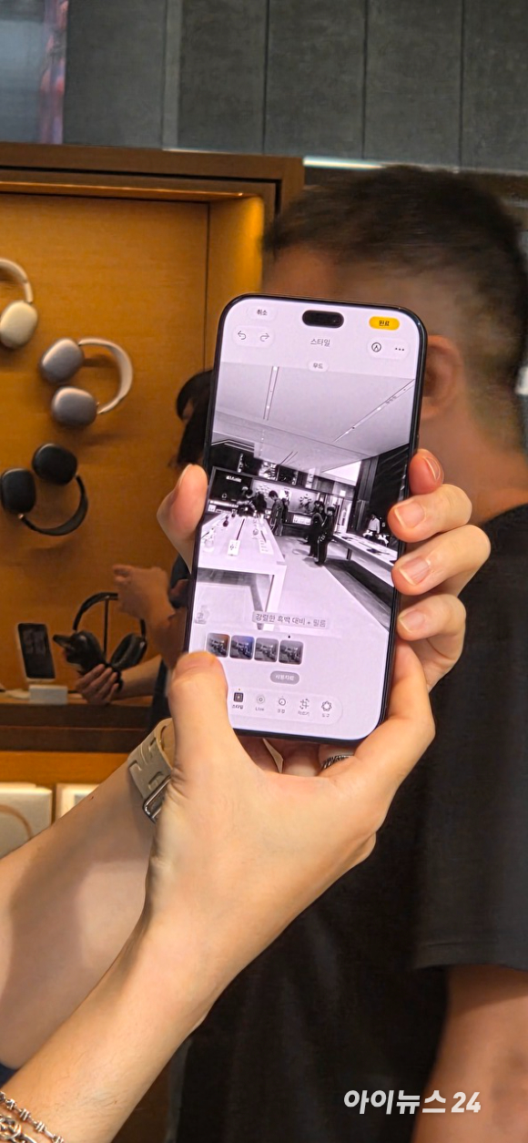 애플의 아이폰18 프로의 카메라 기능을 살펴보는 모습. [사진=박지은 기자]
