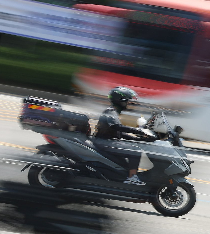 이재명 대통령의 공정경제 실현을 위한 공약이었던 '배달플랫폼 수수료 상한제' 도입에 대한 관심이 커지고 있는 가운데 지난 6월 9일 서울 강남역 사거리에서 배달라이더가 교차로를 지나고 있다. [사진=연합뉴스]