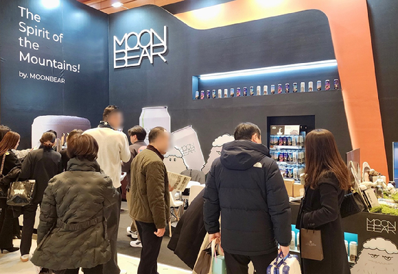'2026 호텔페어'에 참가한 교촌에프앤비의 문베어 부스. [사진=교촌에프앤비]