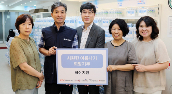 HDC현대산업개발은 서울시 용산구에 있는 서울역쪽방상담소에서 쪽방촌 거주민들을 위해 생수를 전달했다. 왼쪽부터 박영란 용산구청 생활지원국장, 김경원 용산복지재단 사무국장, 도기탁 HDC현대산업개발 상무, 유호연 서울역쪽방상담소장, 송혜영 남영동장 [사진=HDC현대산업개발]
