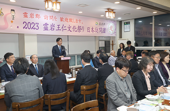 지난 29일 12명의 일본 측 축하방문단을 위한 만찬회에서 군 관계자가 연설을 하고 있다. [사진=영암군]