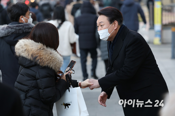 윤석열 국민의힘 대선후보가 6일 오전 서울 영등포구 여의도역 5번 출구에서 출근하는 시민들에게 인사하고 있다. [사진=김성진 기자]