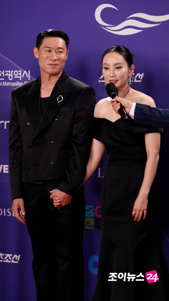 배우 진선규-박보경 부부가 31일 오후 인천시 영종구 운서동 파라다이스시티에서 열린 제5회 청룡시리즈어워즈 레드카펫 행사에 참석하고 있다. [사진=문수지 기자]