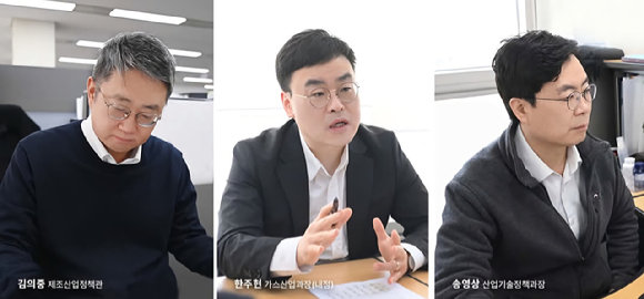 김의중 제조산업정책관(왼쪽부터), 한주현 가스산업과장, 송영상 산업기술정책과장. [사진=김정관 산업부 장관 페이스북 캡처.]