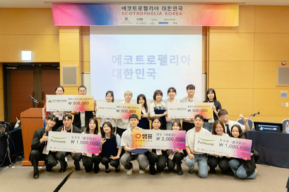 대전컨벤션센터에서 열린 대학생 혁신식품개발 경진대회 'ECOTROPHELIA KOREA 2026' 결선대회에서 수상자들이 기념 촬영을 하고 있다. 풀무원기술원은 이번 대회의 공식 후원사로 참여해 우수상 수상팀에 '풀무원상'을 수여했다. [사진=풀무원]