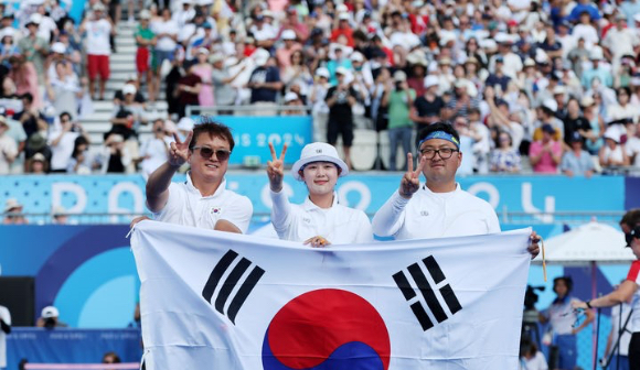 김우진-임시현이 2일(현지시각) 프랑스 파리 레쟁발리드에서 열린 2024 파리 올림픽 양궁 혼성 단체 결승 독일과의 경기에서 승리하며 금메달을 확정한 뒤 기뻐하고 있다. [사진=뉴시스]