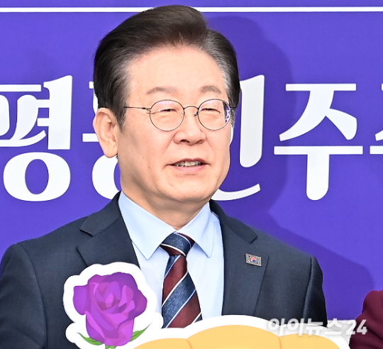 더불어민주당 이재명 대표가 7일 오전 서울 여의도 국회에서 열린 3.8세계여성의날 기념 행사에서 기념촬영을 하고 있다. [사진=곽영래 기자]