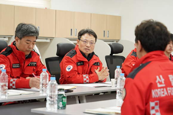 박은식 산림청장(가운데)이 16일 구미국유림관리소 산불대응센터를 방문해 산불재난특수진화대원들을 격려하고 있다 [사진=산림청]