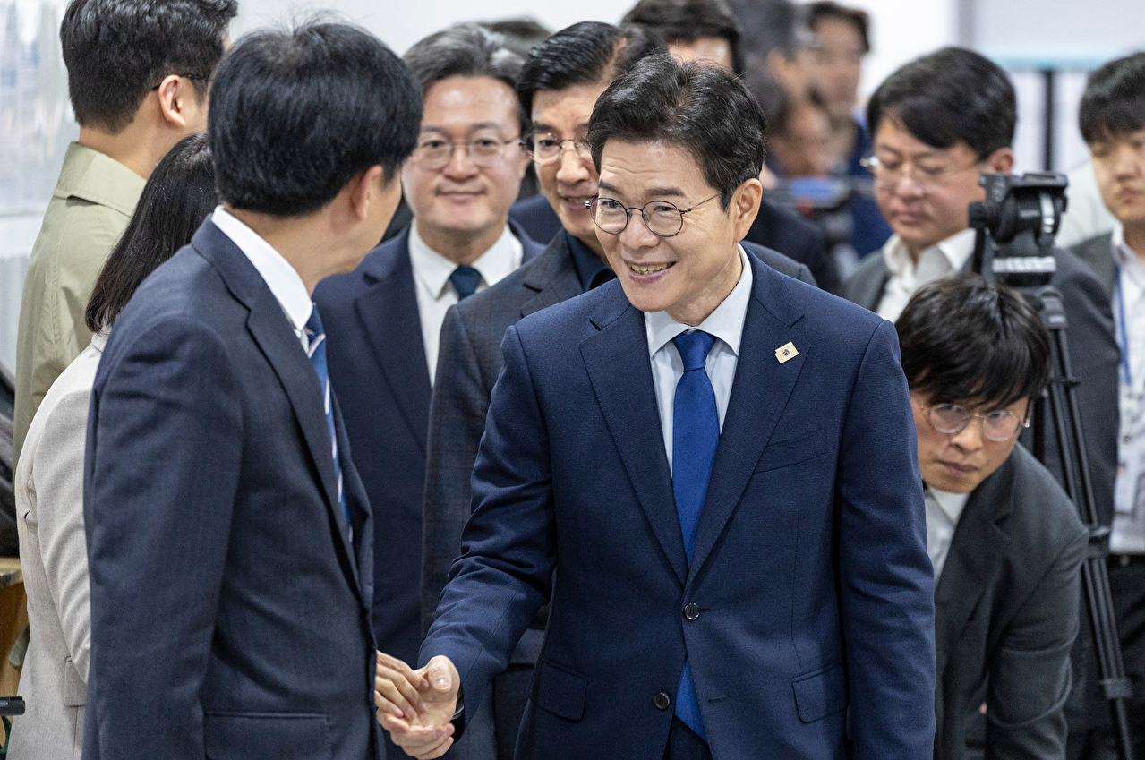 더불어민주당 서울시장 후보로 확정된 정원오 전 서울 성동구청장이 10일 국회 소통관에서 기자 회견을 하기 위해 입장하고 있다. 2026.4.10 [사진=연합뉴스]