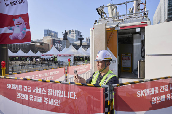 1995년 6월 12일 '정보통신 전시관 행사'에서 경상현 전 정보통신부 장관이 CDMA 시험통화를 하고 있는 모습 [사진=SKT]