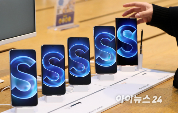 서울 서초구 삼성 딜라이트에 전시된 갤럭시 S22 시리즈 [사진=정소희 기자]