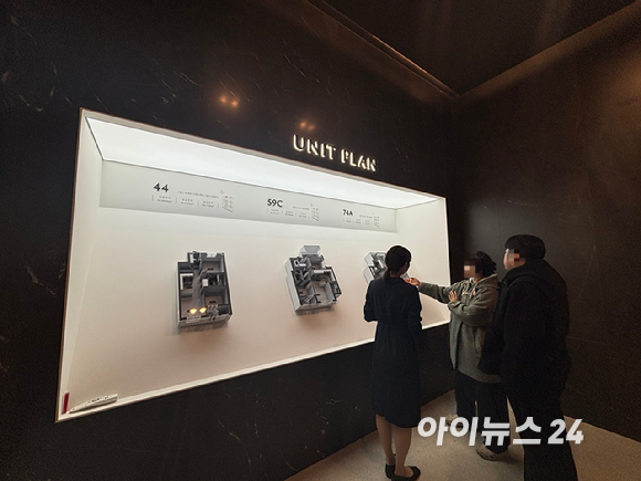  더샵갤러리에 마련된 '더샵 프리엘라' 단지 모형도가 배치되어 있다. 2026.03.20 [사진=김민지 기자]