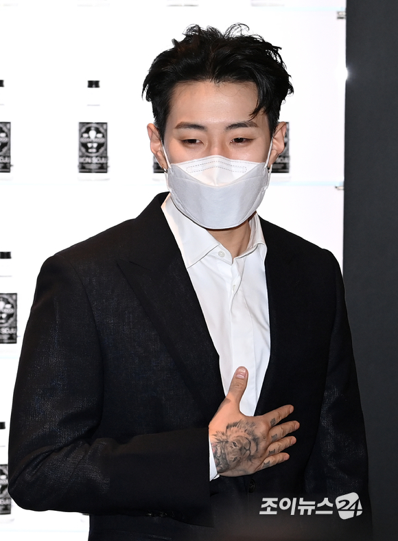 가수 박재범이 25일 오전 서울 영등포구 여의도동 더 현대 서울에서 열린 원소주 팝업스토어 오픈 행사에 참석해 포즈를 취하고 있다. [사진=김성진 기자]